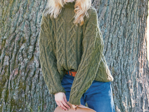 Olivgrüner Zopfmusterpulli