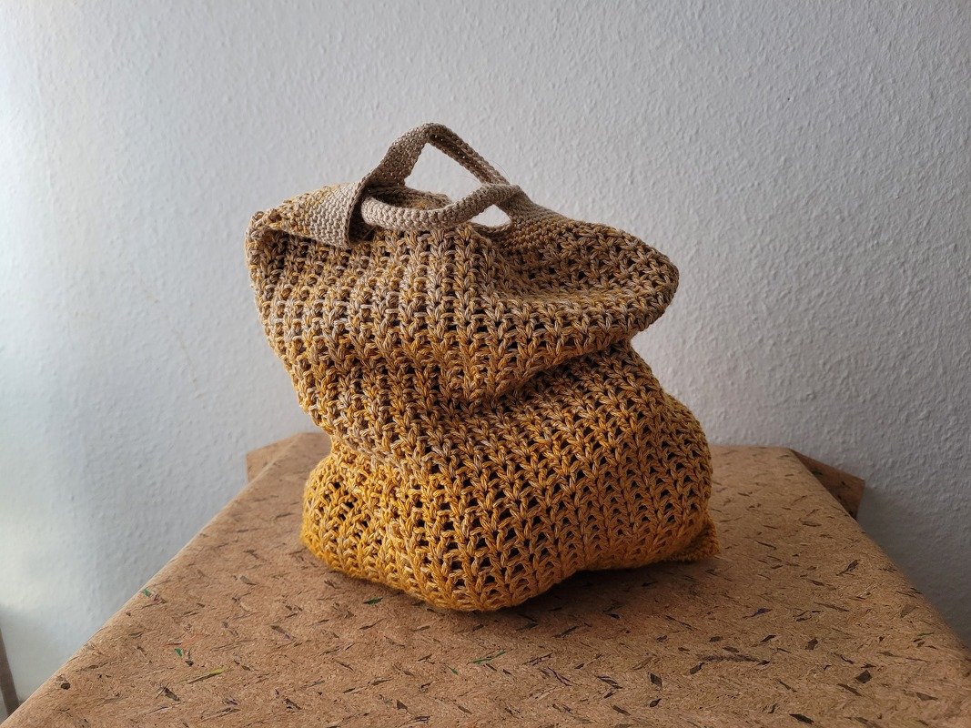 Gehäkelte Henkeltasche in Beige und Senfgelb mit offenem Maschenmuster