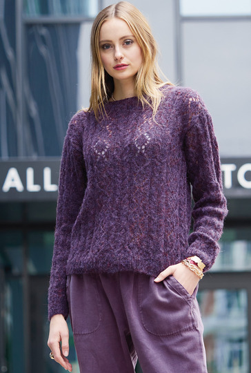 Auberginefarbener Pulli im Loch-Zopfmuster