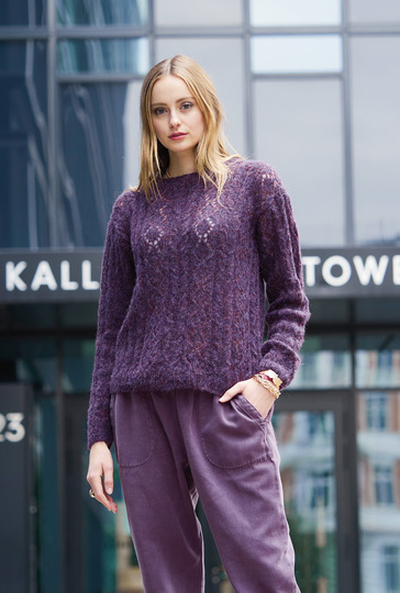 Auberginefarbener Pulli im Loch-Zopfmuster