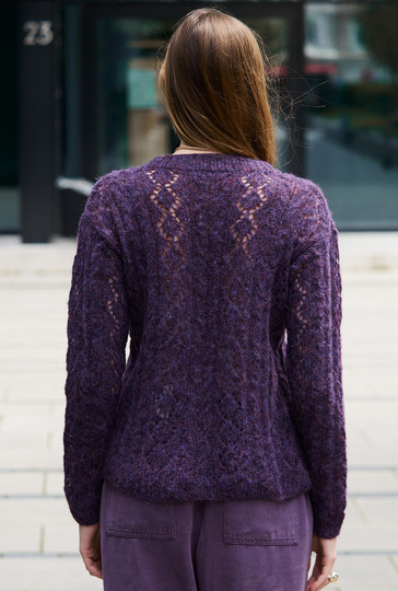 Auberginefarbener Pulli im Loch-Zopfmuster