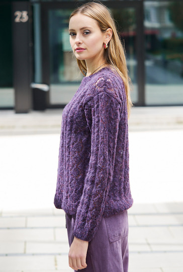 Auberginefarbener Pulli im Loch-Zopfmuster