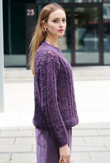 Auberginefarbener Pulli im Loch-Zopfmuster