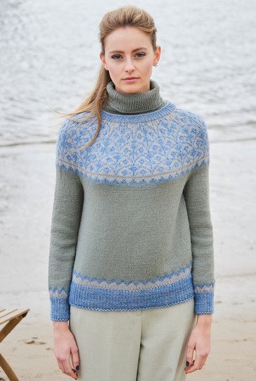 Rollkragenpulli in Blautönen mit Jacquardpasse