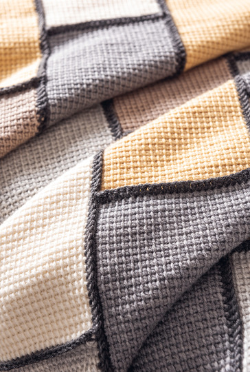 Mehrfarbiges Kuschelplaid in tunesischer Häkeltechnik