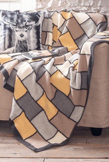 Mehrfarbiges Kuschelplaid in tunesischer Häkeltechnik