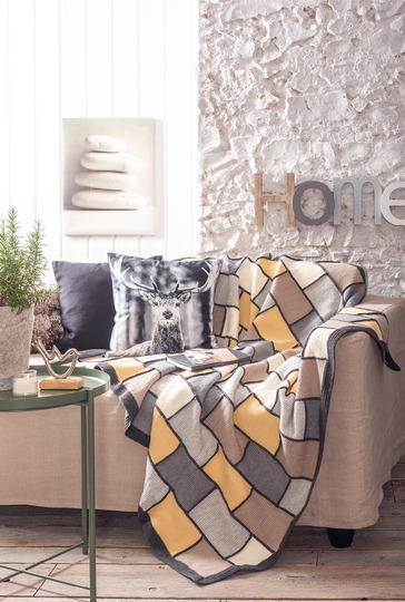 Mehrfarbiges Kuschelplaid in tunesischer Häkeltechnik