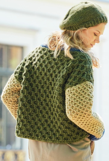 Pulli in Moos- und Lindgrün und Baskenmütze in Moosgrün