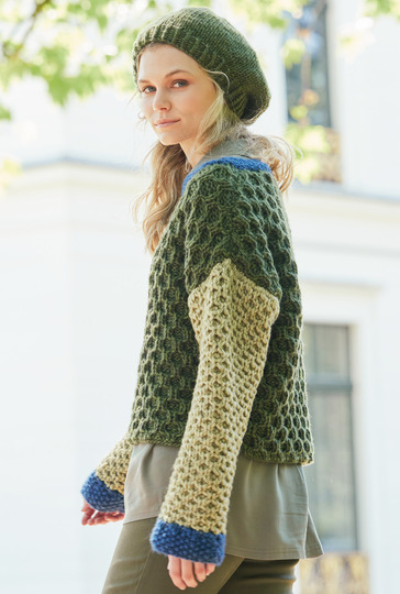 Pulli in Moos- und Lindgrün und Baskenmütze in Moosgrün