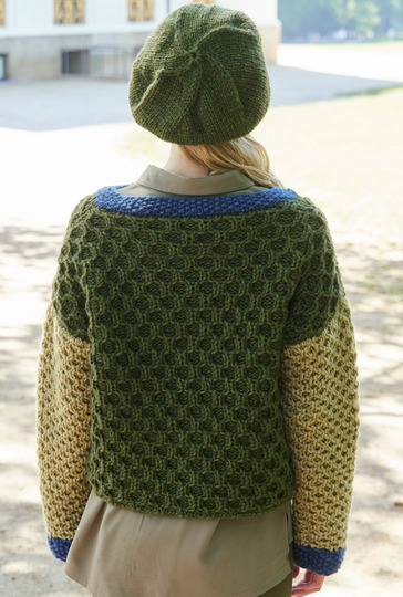 Pulli in Moos- und Lindgrün und Baskenmütze in Moosgrün