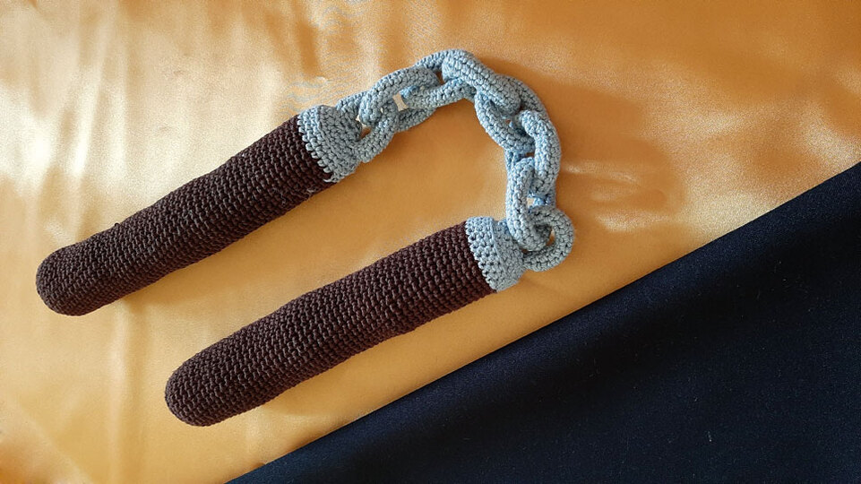 Häkelanleitung - Weiche Nunchakus für kleine Ninja