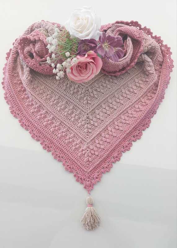 Gehäkeltes Dreieckstuch in Rosé mit Zierstreifen, Muschelrand und Quaste