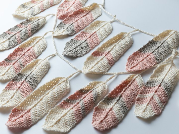 Boho feather garland crochet pattern, tutorial decoration bird feathers