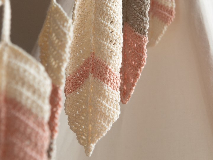 Boho feather garland crochet pattern, tutorial decoration bird feathers