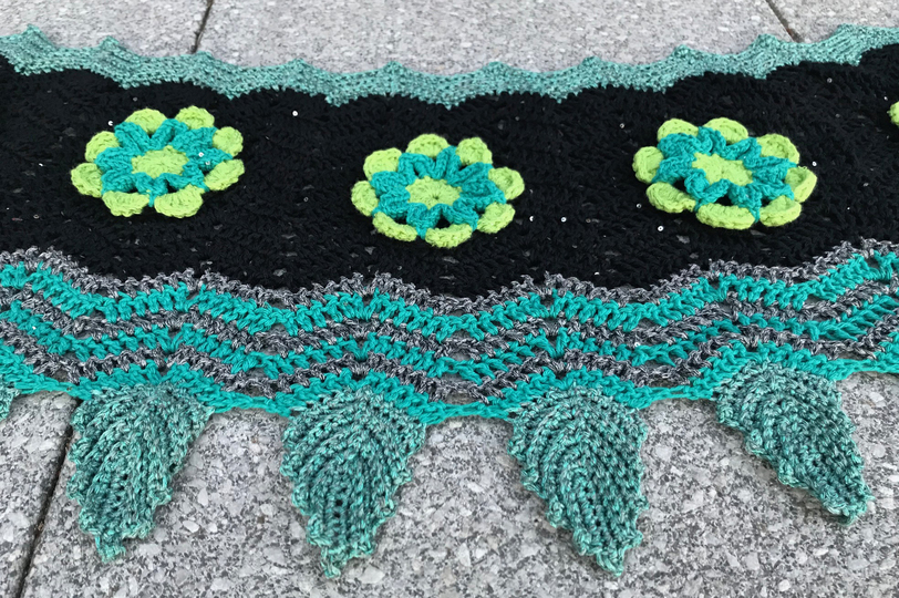 Tuch/Stola mit Blätter & Blumen 