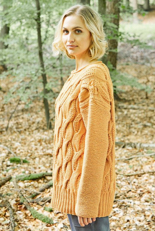 Ockerfarbener Pullover im Zopfmuster und passendem Streifenschal - Bild 5