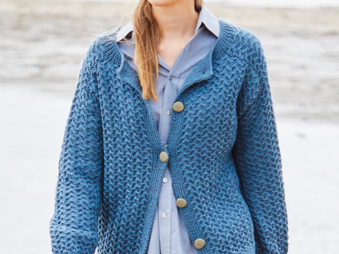 Blaue Jacke im Fantasiezopfmuster