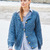 Blaue Jacke im Fantasiezopfmuster