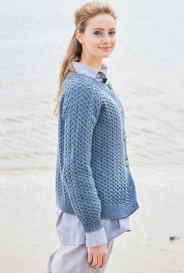 Blaue Jacke im Fantasiezopfmuster