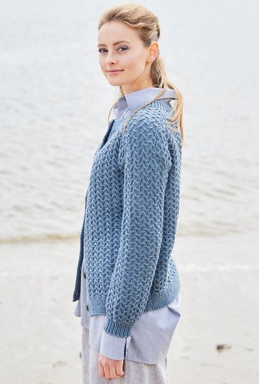 Blaue Jacke im Fantasiezopfmuster