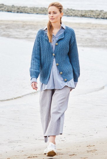 Blaue Jacke im Fantasiezopfmuster