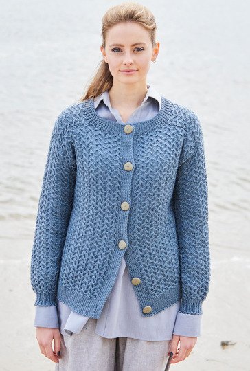 Blaue Jacke im Fantasiezopfmuster