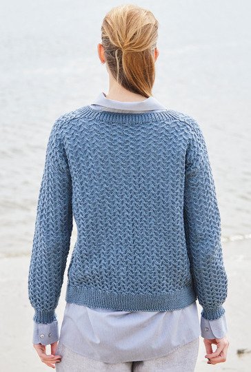 Blaue Jacke im Fantasiezopfmuster