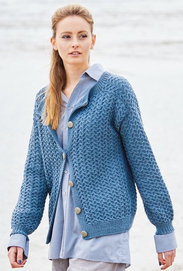 Blaue Jacke im Fantasiezopfmuster