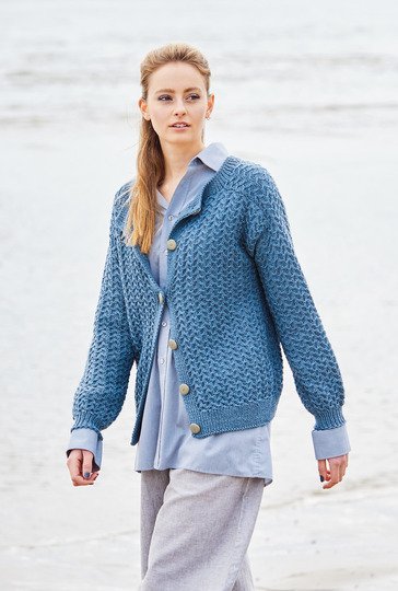Blaue Jacke im Fantasiezopfmuster