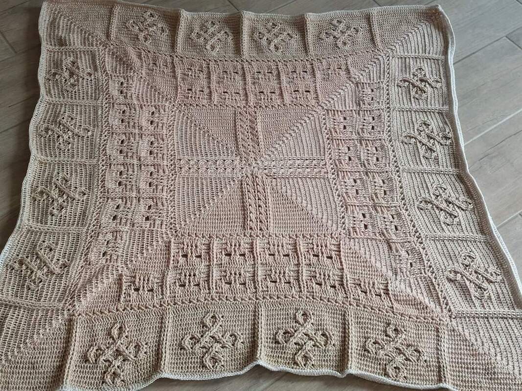 Beigefarbene gehäkelte Decke mit Quadraten, Zopf- und Knotenmuster