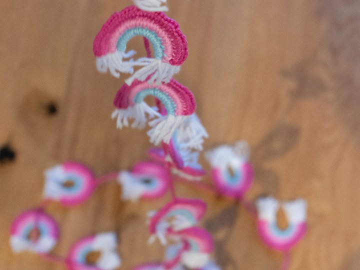 Regenbogengirlande Häkelanleitung, Anleitung bunte Regenbogenkette zur Deko