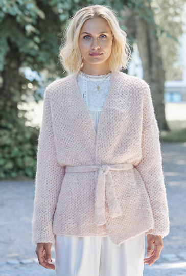 Roséfarbene Jacke im Netzpatent