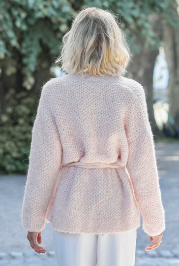 Roséfarbene Jacke im Netzpatent