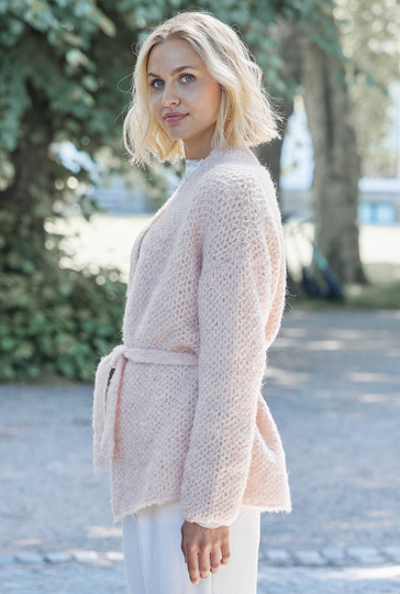 Roséfarbene Jacke im Netzpatent