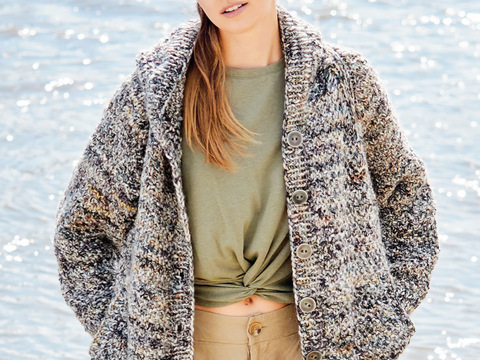 Braunmelierte Kapuzenjacke im Perlmuster