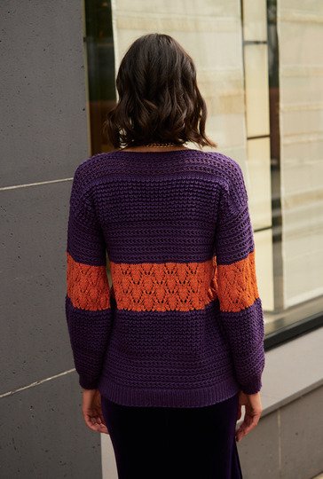 Violetter V-Ausschnittpulli mit Musterstreifen in Terracotta