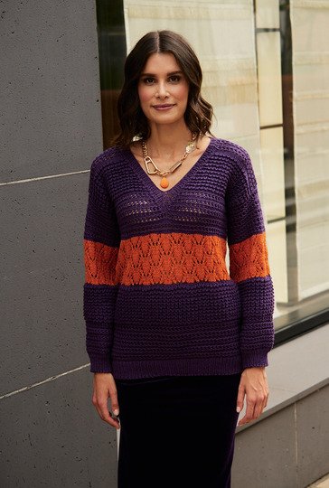 Violetter V-Ausschnittpulli mit Musterstreifen in Terracotta