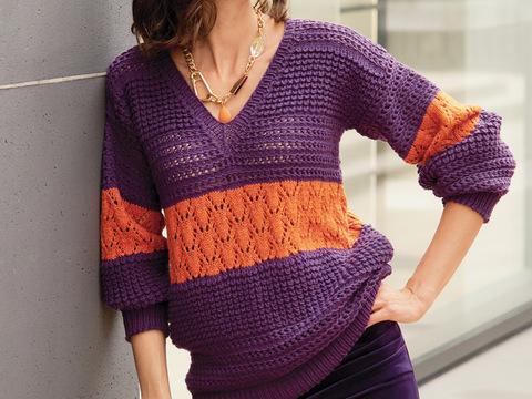 Violetter V-Ausschnittpulli mit Musterstreifen in Terracotta