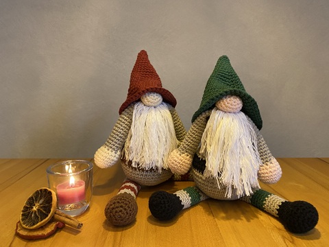 Wichtel / Weihnachtszwerg sitzend ca. 25cm hoch (einfach, Anfängergeeignet)