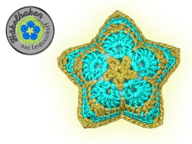 Gehäkelter Stern in Türkis und Gold mit African Flower-Granny-Motiv