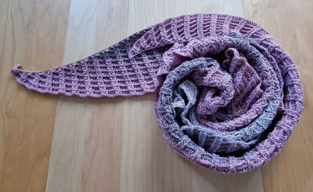 crochet pattern for the symmetrical triangle shawl