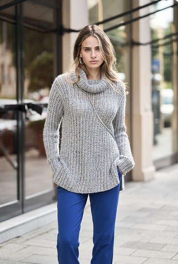 Rippenpulli mit Rollkragen in Grau