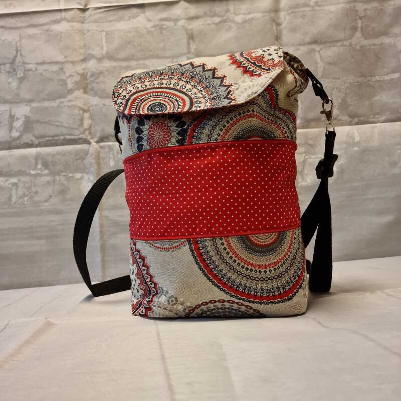 Stoff-Umhängetasche mit Klappe, Mandalas und rotem Punktemuster-Band