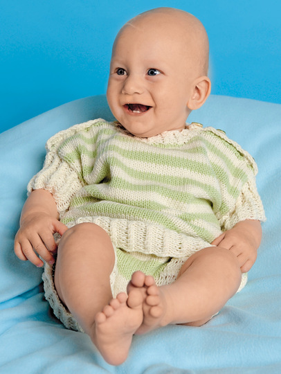 Kurzärmeliger Pulli mit Hose und Schuhen mit Ringeln in Natur und Limone