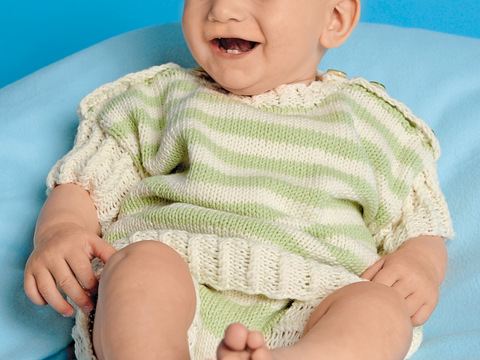 Kurzärmeliger Pulli mit Hose und Schuhen mit Ringeln in Natur und Limone