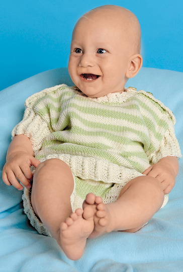 Kurzärmeliger Pulli mit Hose und Schuhen mit Ringeln in Natur und Limone