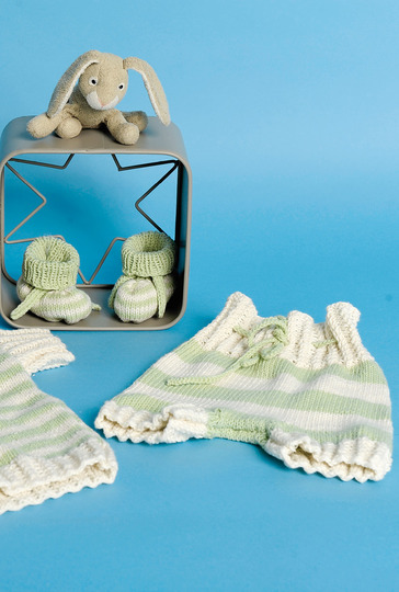 Kurzärmeliger Pulli mit Hose und Schuhen mit Ringeln in Natur und Limone