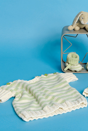 Kurzärmeliger Pulli mit Hose und Schuhen mit Ringeln in Natur und Limone