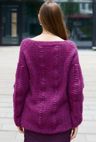 Pflaumenfarbener Pulli mit V-Ausschnitt