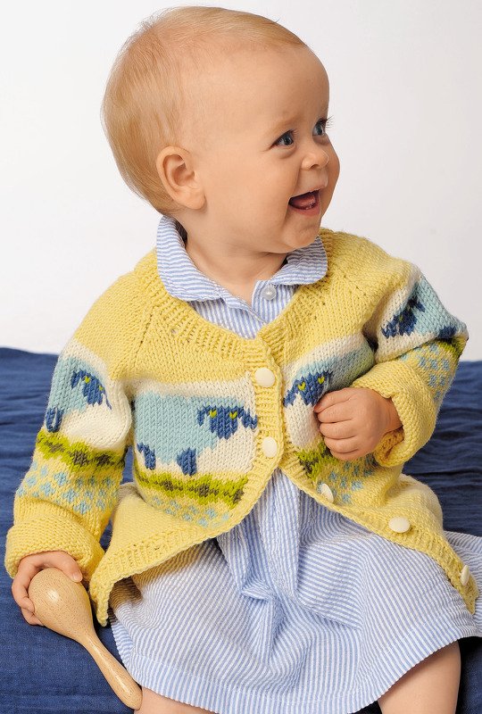 Babyjäckchen in Gelb mit Schäfchen-Jacquardmuster - Bild 3